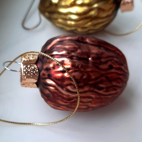 6 walnut and pinecone Christmas ornaments - Picture 6 of 7
